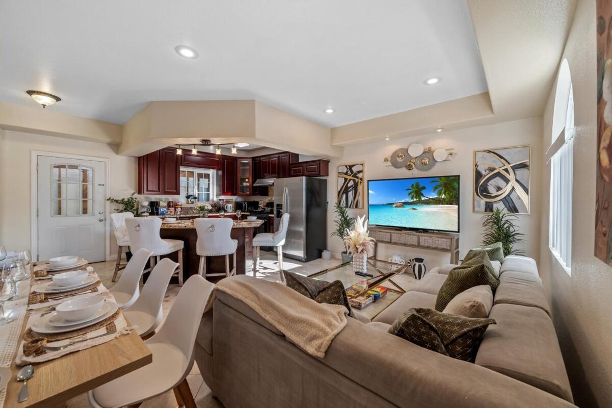Entire Spacious 4-bedroom 4-bath House W Garage, Gated Yard, Available Now Holiday home