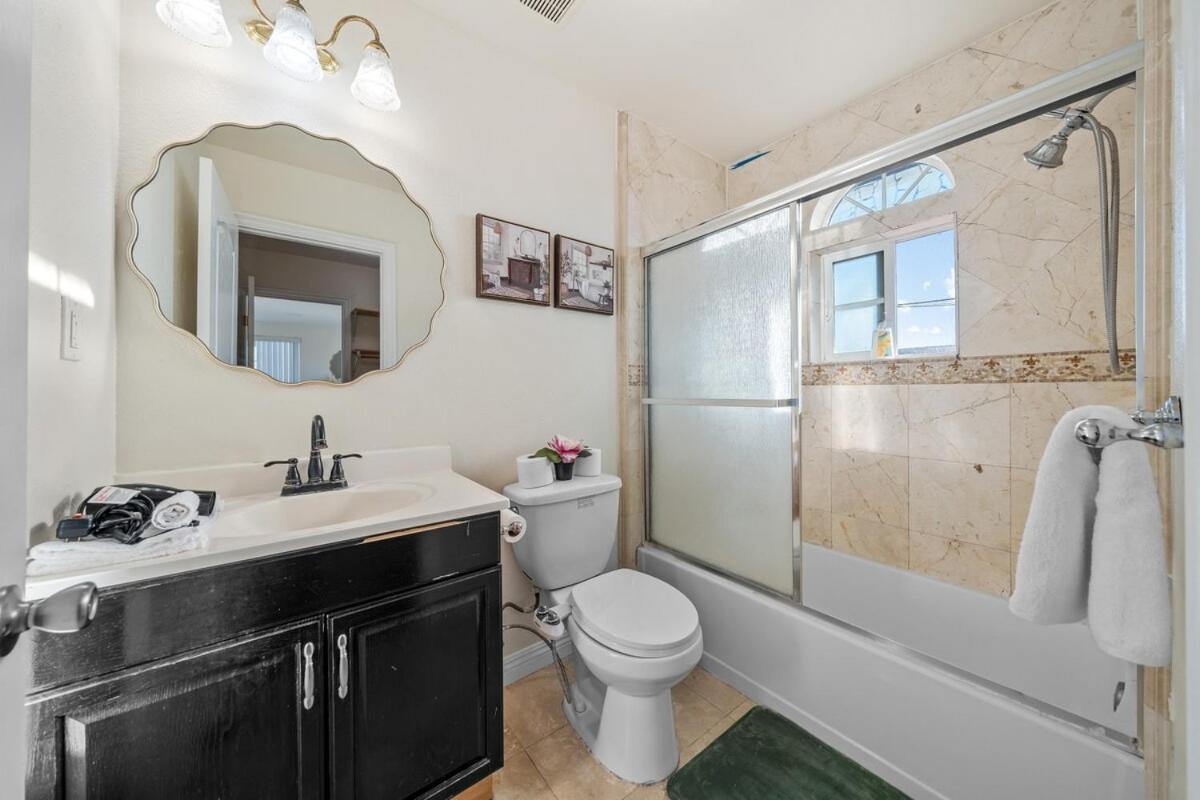 Holiday home Entire Spacious 4-bedroom 4-bath House W Garage, Gated Yard, Available Now