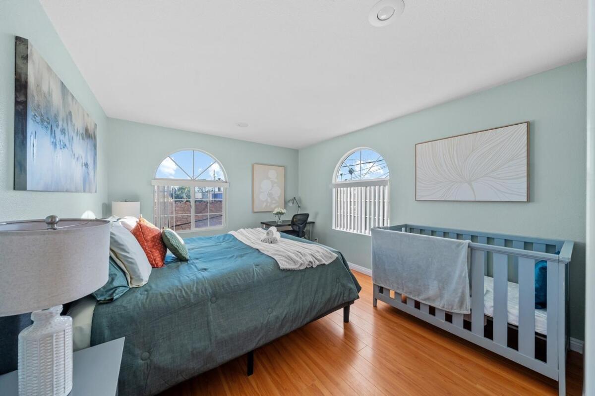 Entire Spacious 4-bedroom 4-bath House W Garage, Gated Yard, Available Now Holiday home