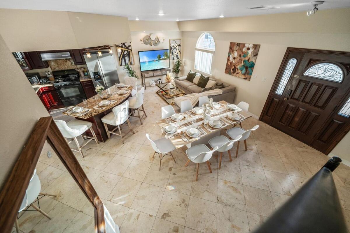 Holiday home Entire Spacious 4-bedroom 4-bath House W Garage, Gated Yard, Available Now San Diego