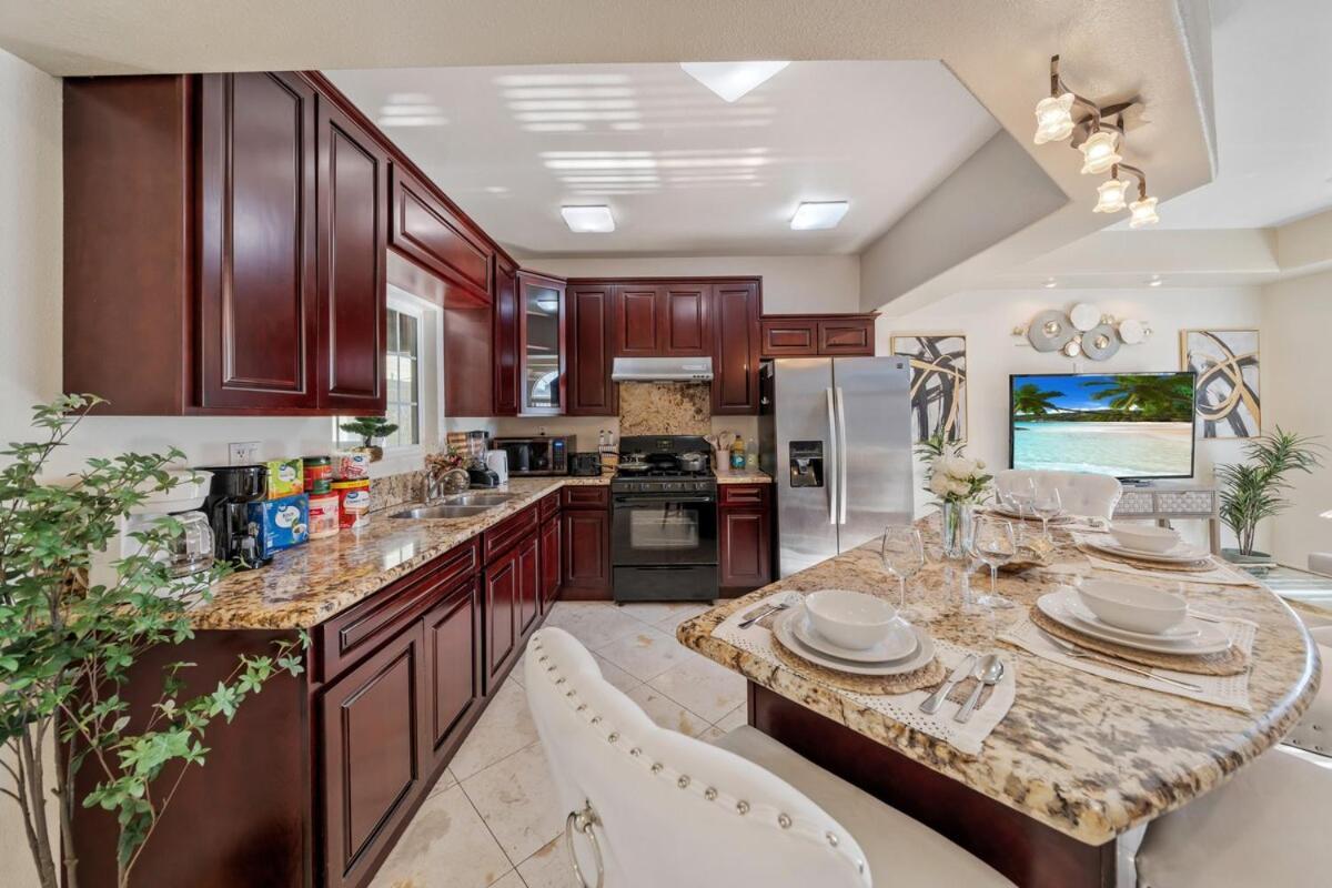 Entire Spacious 4-bedroom 4-bath House W Garage, Gated Yard, Available Now Holiday home *
