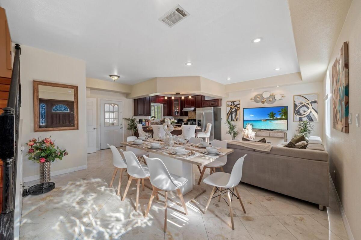 Entire Spacious 4-bedroom 4-bath House W Garage, Gated Yard, Available Now Holiday home