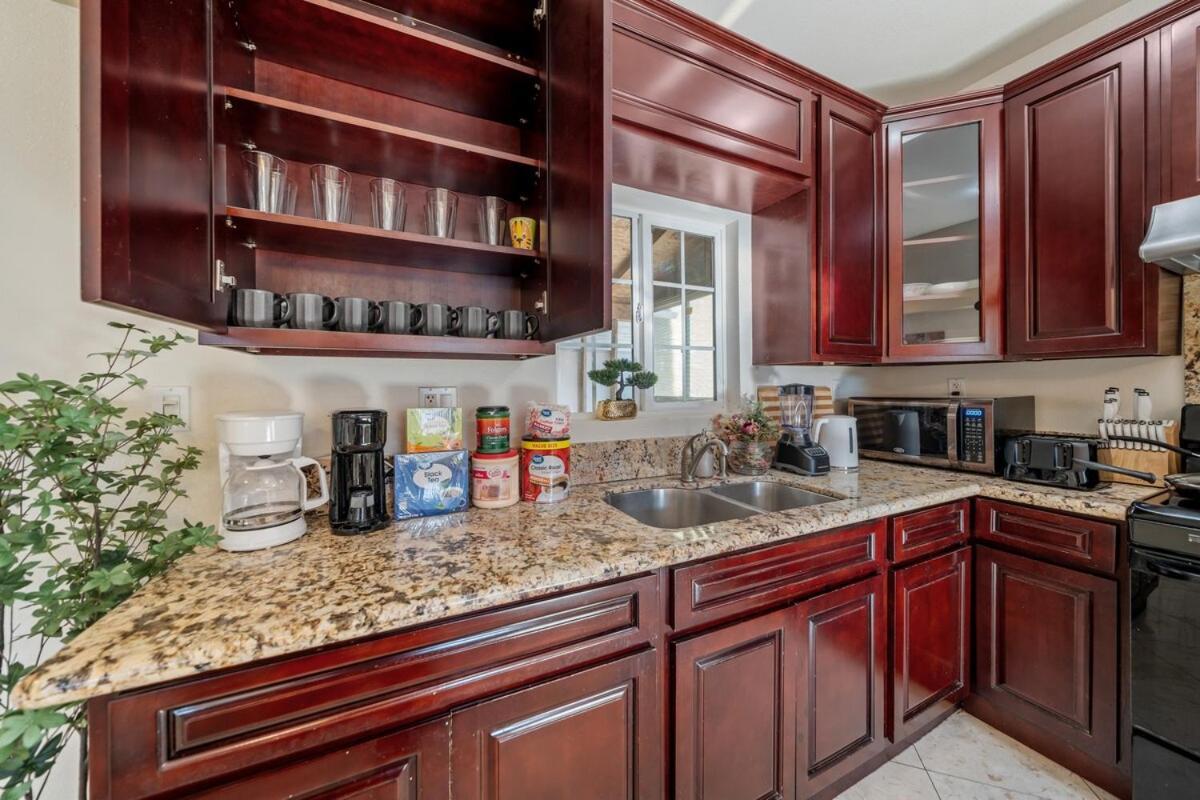 Entire Spacious 4-bedroom 4-bath House W Garage, Gated Yard, Available Now Holiday home San Diego