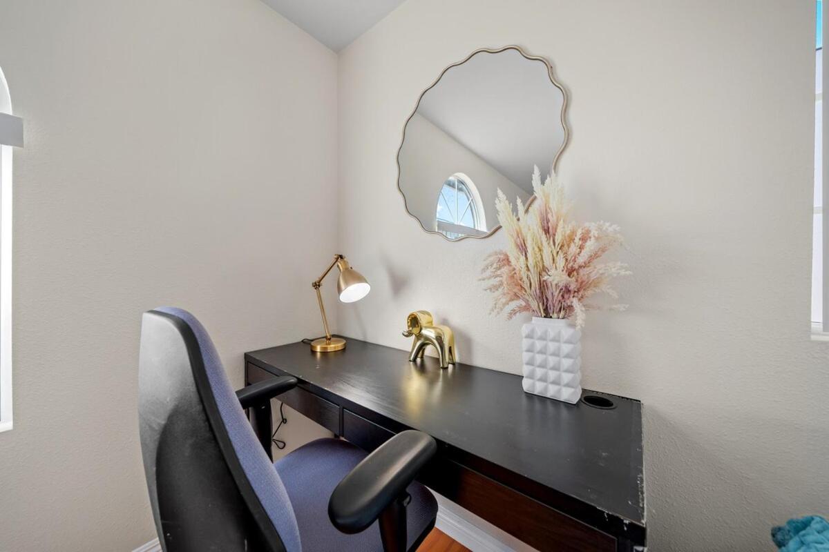 Holiday home Entire Spacious 4-bedroom 4-bath House W Garage, Gated Yard, Available Now San Diego