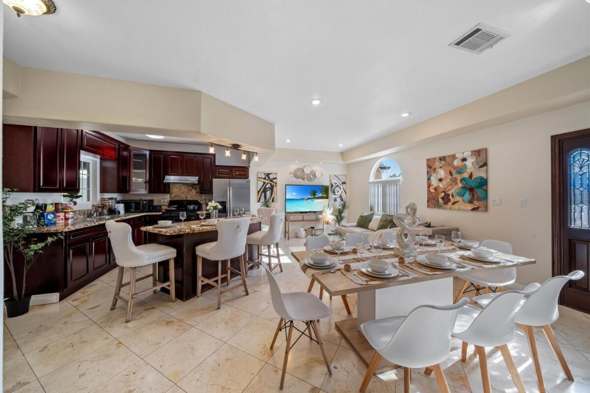 Entire Spacious 4-bedroom 4-bath House W Garage, Gated Yard, Available Now Holiday home