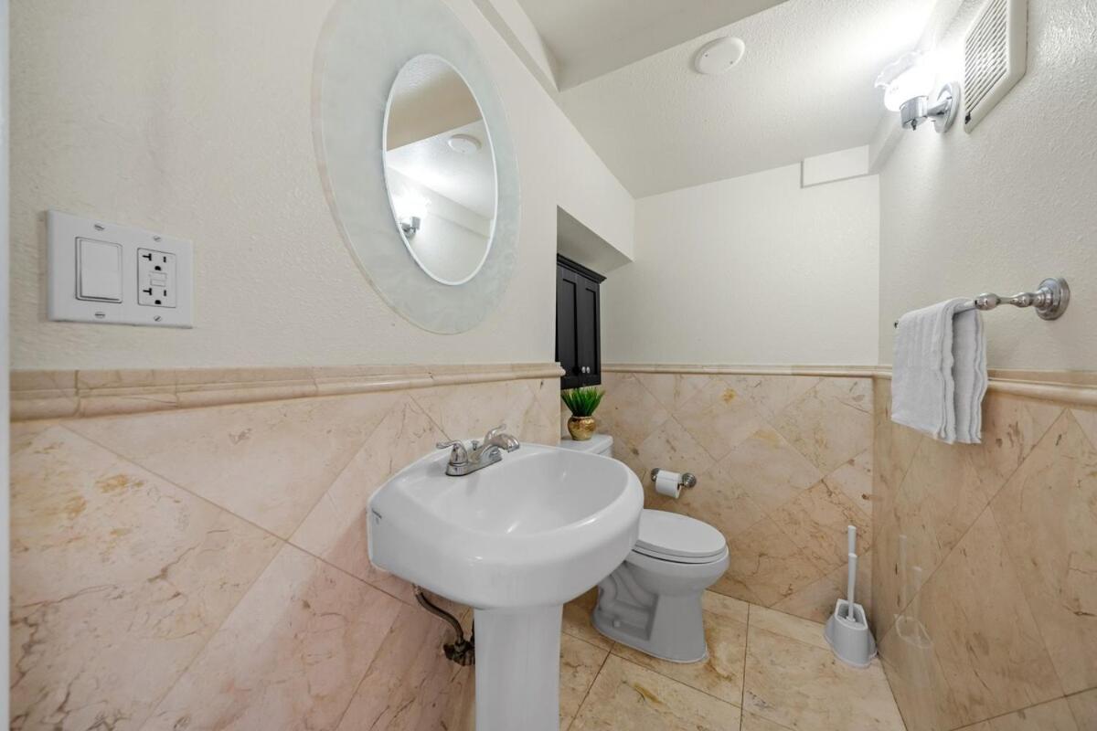 Holiday home Entire Spacious 4-bedroom 4-bath House W Garage, Gated Yard, Available Now