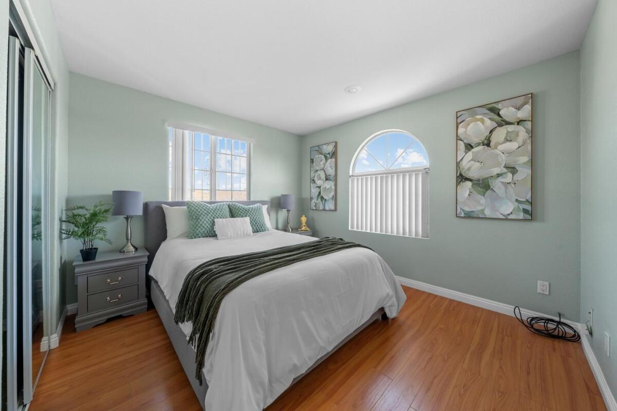 Holiday home Entire Spacious 4-bedroom 4-bath House W Garage, Gated Yard, Available Now San Diego